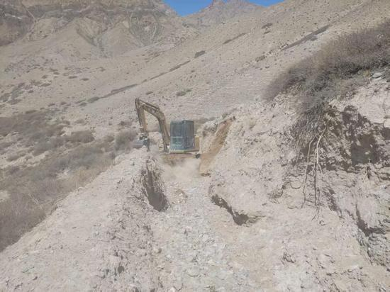 图为：以前哈拉布拉克村四队使用的土质水渠