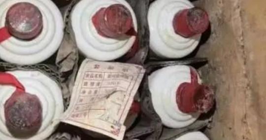 男人将一箱茅台深埋院子17年，为庆祝儿子结婚挖出，全场被惊呆了