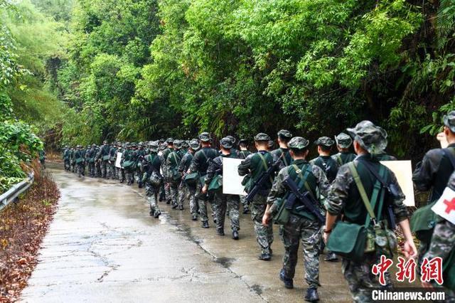 图为官兵们正在按图行进。柯江涛 摄