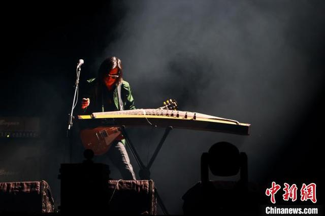 图为中国内地男歌手谢天笑&OK KING乐队演出现场。中新社记者 薛蒂 摄