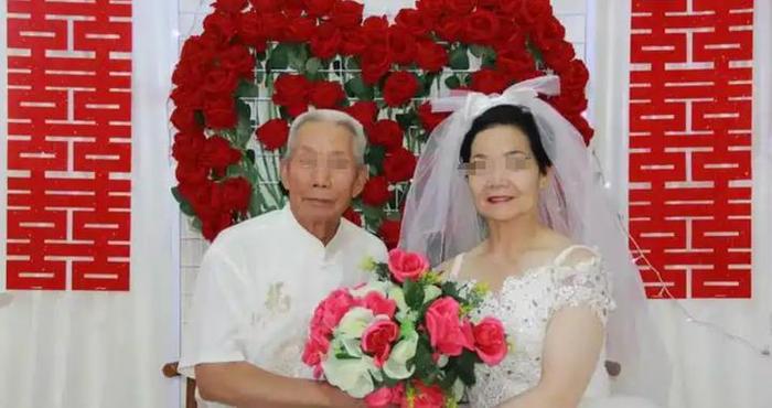 母亲二婚我随礼20万,婚礼结束继父给我儿子塞红包,打开一看，哭了