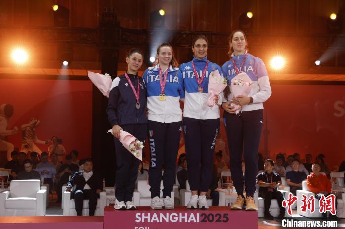 图为李·基弗、马尔蒂娜·法瓦雷托、阿莉安娜·埃里戈、玛蒂娜·巴蒂尼合影（从左到右）。中新社记者 殷立勤 摄