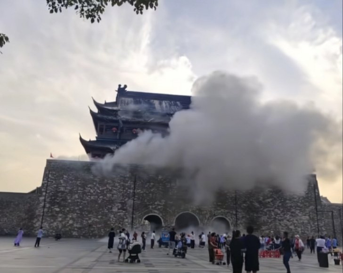 鼓楼瓦片滑落。 图源：网络截图