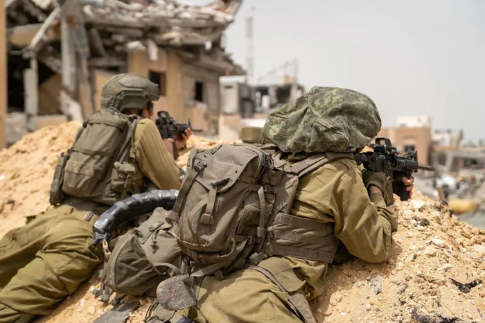 这张5月16日发布的照片显示，以军部队在加沙地带展开军事行动。新华社发（以色列国防军供图）