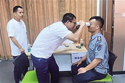东莞爱心企业请专业人员为一线职工免费配眼镜。南方工报全媒体记者王艳/摄