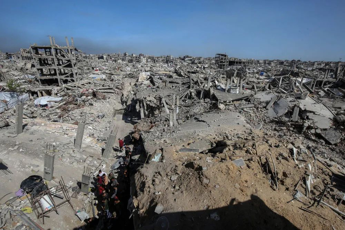 5月16日，在加沙地带北部杰巴利耶难民营，人们查看以军袭击后的建筑废墟。新华社发（里泽克·阿卜杜勒贾瓦德摄）