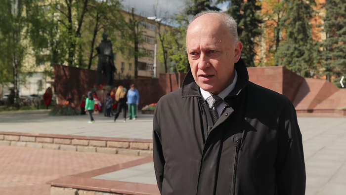 5月10日，安德烈在莫斯科郊外的小镇二战纪念碑前讲述二战历史