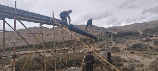图为：水渠引水架桥铺设管道项目施工现场
