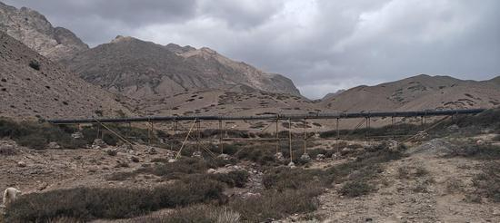 图为：水渠引水架桥铺设管道项目修建完成