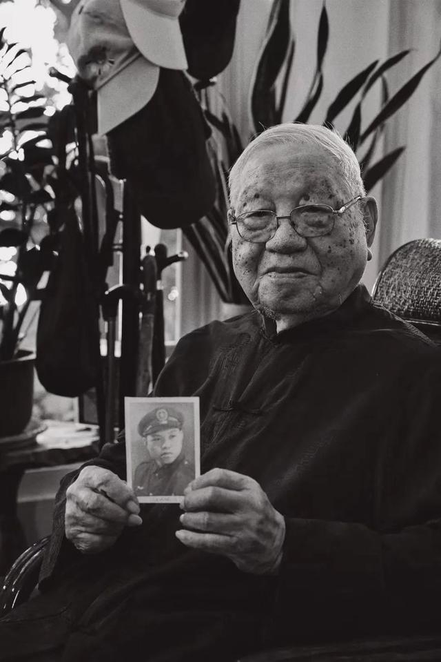 2019年10月11日，广东五华籍台湾老兵曾奇才在台湾苗栗家中为剧组展示老照片。片方供图