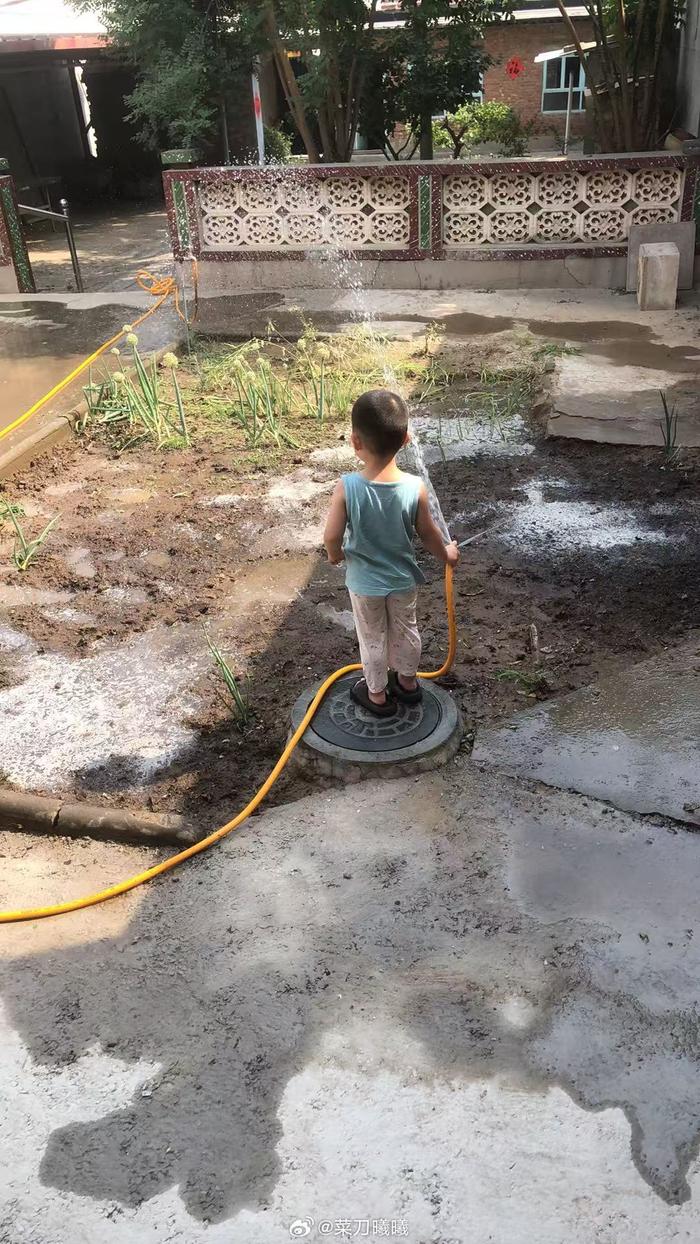 孩子跟爷爷一起回老家浇地去了
