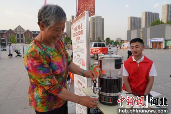 市民体验中药茶饮。 王磊 摄