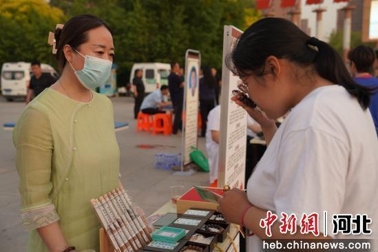 市民选购中医药文创产品。 王磊 摄