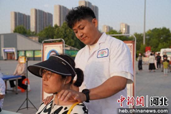 市民体验中医推拿。 王磊 摄