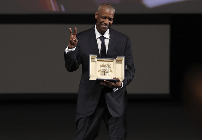 当地时间2025年5月19日，丹泽尔·华盛顿在影片《天国与地狱》首映前，收到荣誉金棕榈奖后作出反应。视觉中国 图