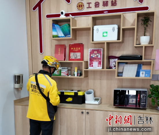 王军在骑手驿站休息 张先伟/供图