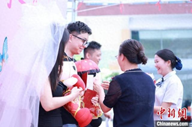 新人在恩施高坪收费站领取结婚证。向冬丽 摄