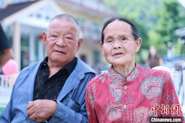 婚龄60年的张光冰奶奶和老伴彭福刚。向冬丽 摄
