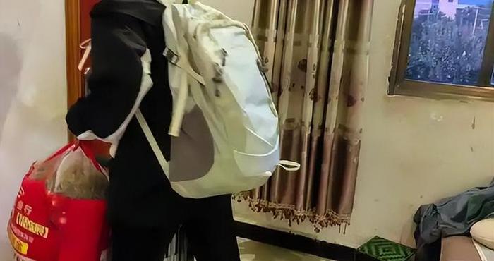 儿子高考完频繁跑桥洞，父亲尾随遇到流浪汉，两人对视后当场落泪