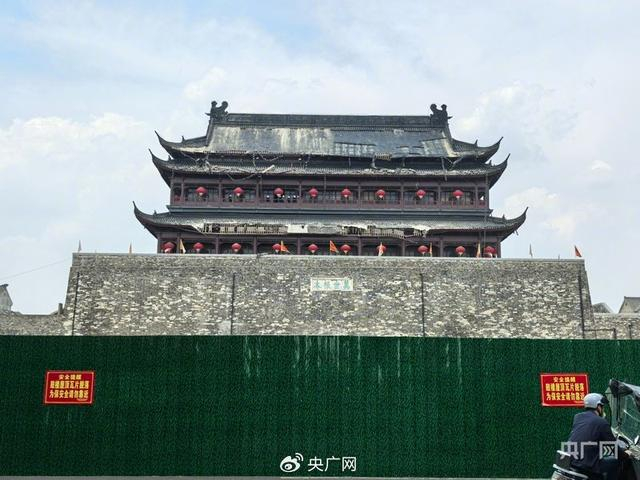 发生瓦片脱落的鼓楼（央广网记者 徐鹏 摄）