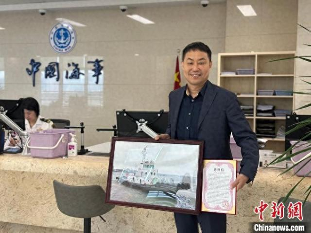 20日，上海大禹航运有限公司工作人员给上海海事局送上感谢信。上海海事局供图