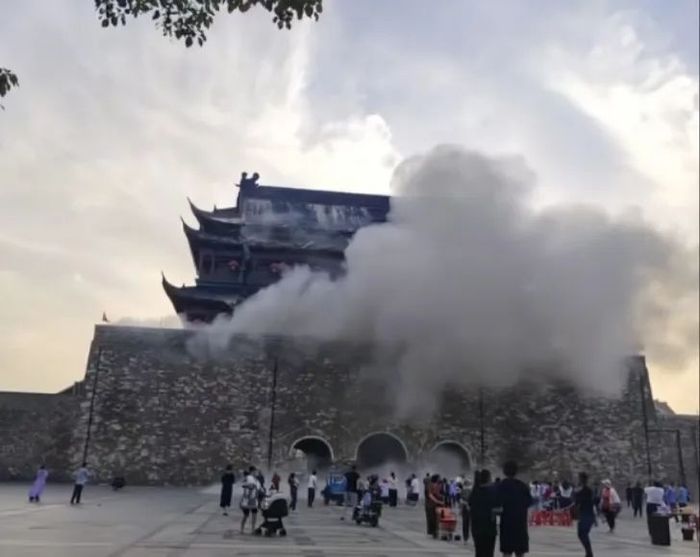 ▲凤阳鼓楼瓦片大面积滑落。 图源：网络视频截图