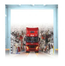 4月22日，一汽解放四川分公司生产车间内，一辆装配完成的卡车正准备下线。 四川日报全媒体记者 李强 摄