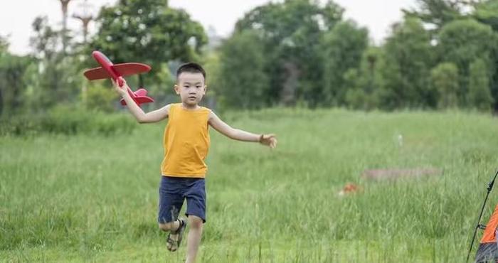 孩子爱疯跑，总是动不停，该放任还是阻止？一文给你讲请！