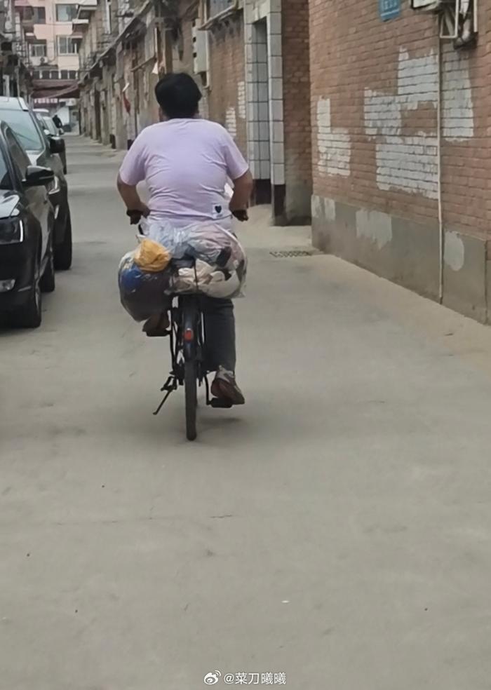 今天收拾了一些得意的旧衣服给勤快表弟家的孩子送过去
