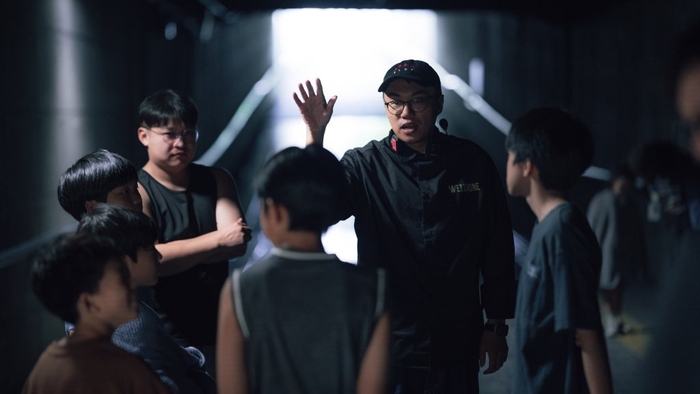 电影《独一无二》片场照，王沐导演在给小演员们说戏