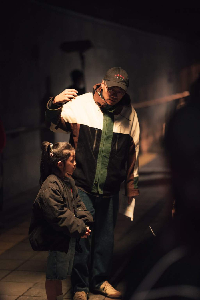 电影《独一无二》拍摄期间，王沐导演片场照