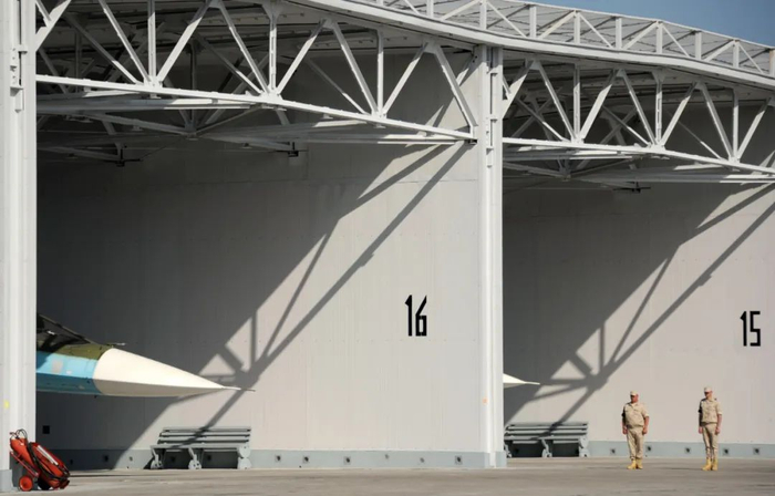 在位于叙利亚西部的赫迈米姆空军基地，轰炸机准备从机库中滑出。（法新社资料图片）