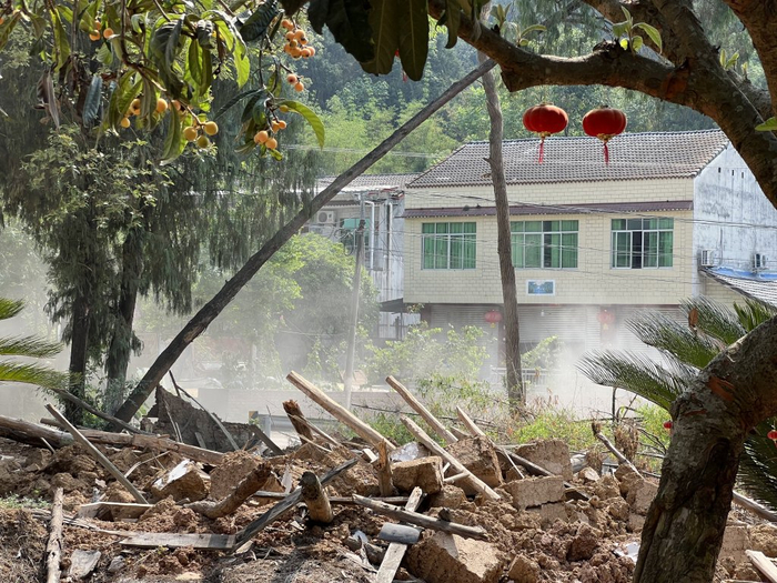 被拆20多天了，废墟瓦砾仍未被清理。