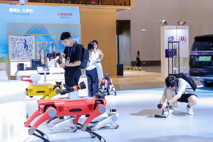一批机器人亮相第四届中东欧博览会现场。
