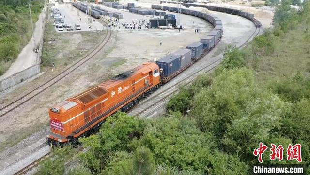 图为麻城至厦门铁海联运专列始发。 叶影 摄