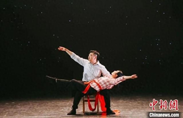 2025年3月，金磊与谢凌蓉一同登台表演舞蹈。受访者供图