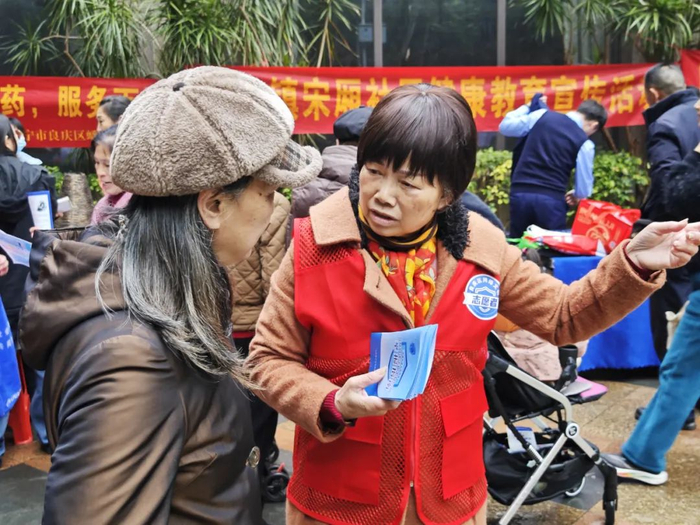 图九：银龄网络举报辟谣志愿服务队正在开展宣传活动