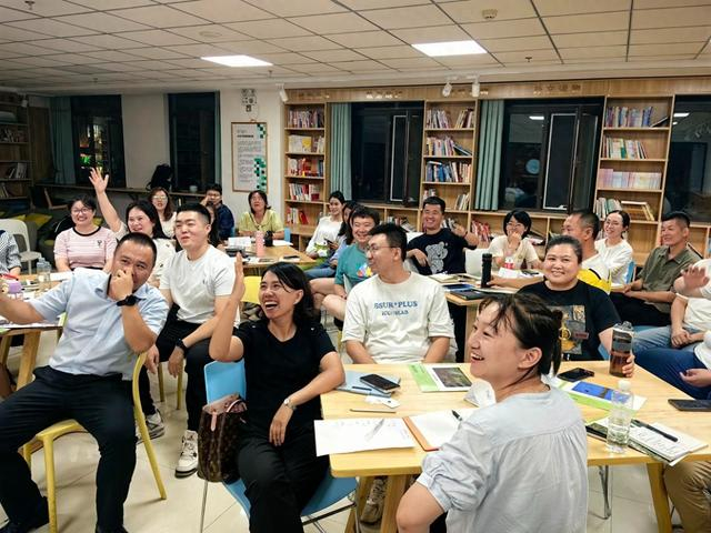 九原区青年夜校“演讲表达”课程上，学员们热情高涨、积极互动。受访者供图