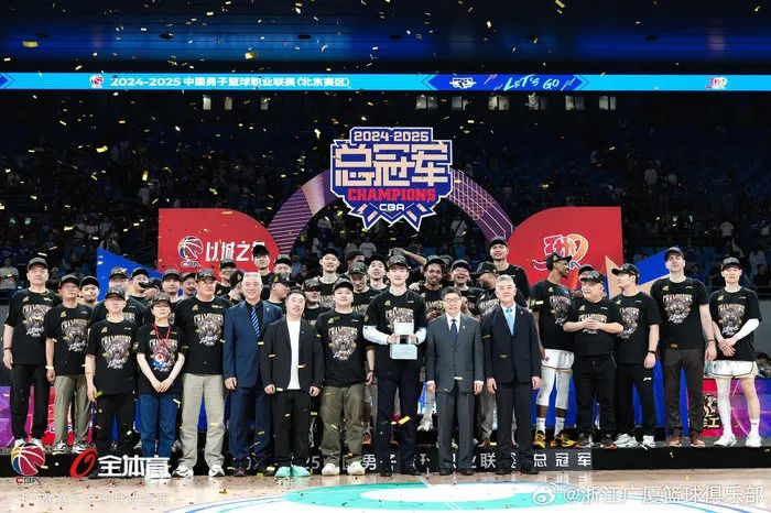 浙江广厦夺得24-25赛季CBA总冠军，主教练王博手捧冠军鼎/图片来源：全体育-浙江广厦篮球俱乐部