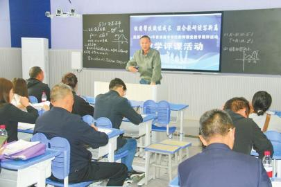 　　盐源县2024年普通高中学校教师课堂教学展评活动现场，王井平为教师评课。盐源县中学校供图