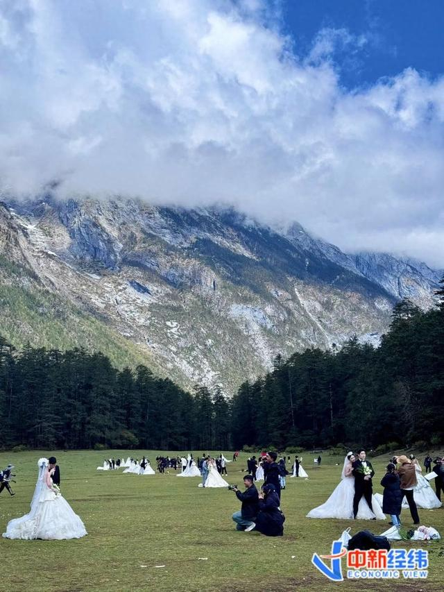 在云杉坪景区拍婚纱照的新人 。受访者供图