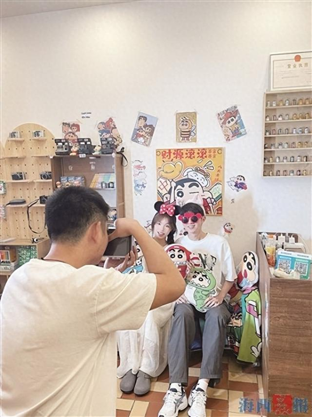 市民在拍立得店里拍摄撕拉片。 实习生 叶桑宇 摄