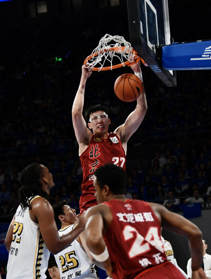 加盟北汽男篮第一年，周琦便率队打进总决赛。 北京市体育局供图