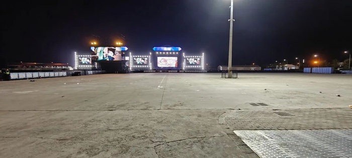 散场后主舞台的观看区空地