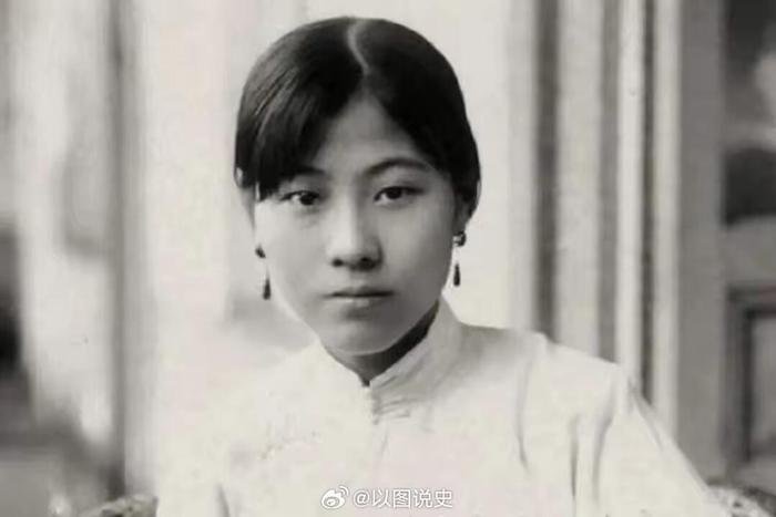 1935年，年仅15岁的蔡文娜被49岁的杨森强娶为九姨太