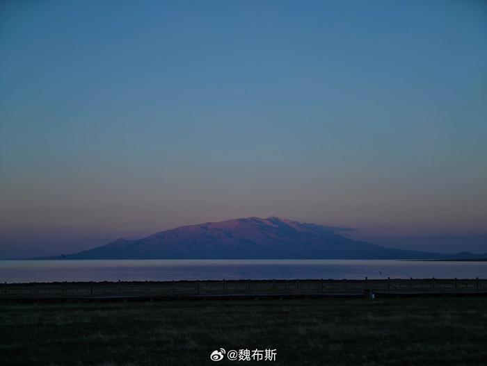 大家好，我还在湖边发呆