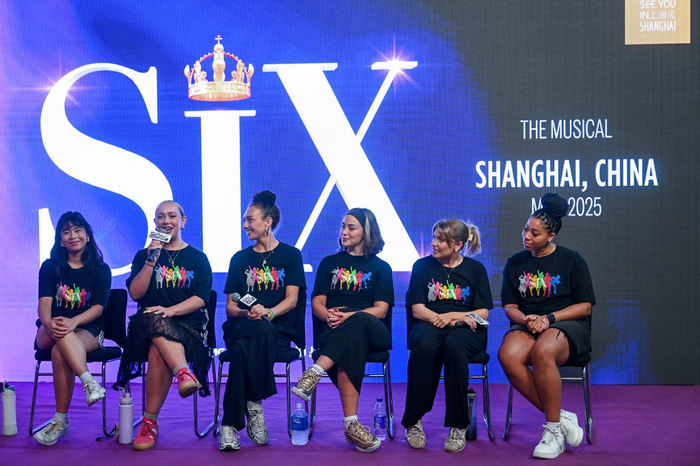 2025年5月21日，上海美琪大戏院，《SIX》六位“皇后”接受媒体记者采访。澎湃新闻记者 朱伟辉 图