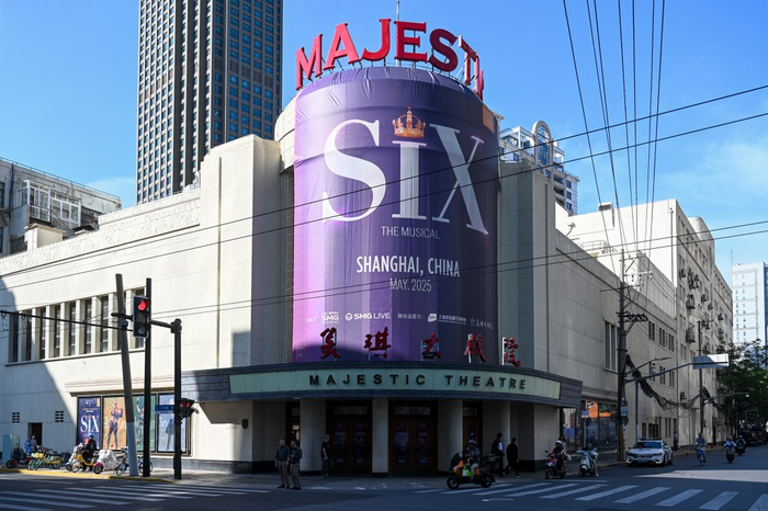 2025年5月21日，上海，伦敦西区原版音乐剧《SIX》的巨幅海报已经登上美琪大戏院的外墙。澎湃新闻记者 朱伟辉 图