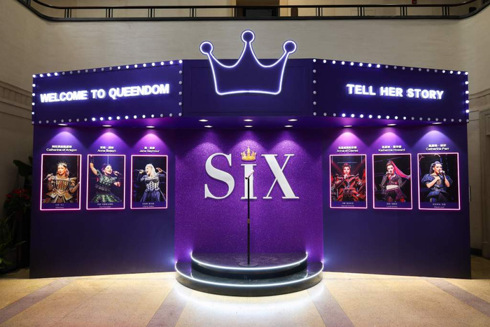 演出开始前，摄影师在此为观众拍摄“皇后的肖像”