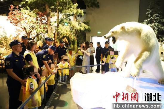 消防员与耳蜗宝宝的博物馆奇妙日